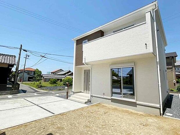 【現地外観写真】２号棟
並列駐車２台可能♪
室内ご内覧いただけます♪ご不明点等、スタッフがしっかりと説明させていただきます！お気軽に０１２０-８８８-９８３までお問い合わせください♪