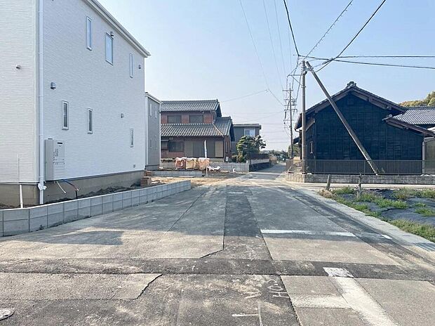 【前面道路含む現地写真】前面道路は、道路幅も広く、駐車もゆとりをもって行える環境になっています。お車の出し入れが苦手なママや小さなお子様にも安心ですね。舗装もされていて、ベビーカーや自転車で通っても快適に通行できます。