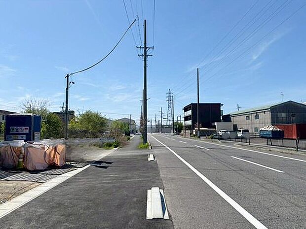 【前面道路含む現地写真】前面道路は、道路幅も広く、駐車もゆとりをもって行える環境になっています。お車の出し入れが苦手なママや小さなお子様にも安心ですね。舗装もされていて、ベビーカーや自転車で通っても快適に通行できます。