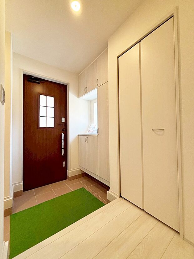 【玄関　施工例】上質感漂う玄関へのアプローチ。居住者の帰り、訪れる方を優しく迎える・安らぎに満ちた生活空間を予感させる。健やかな暮らしを楽しめそう♪