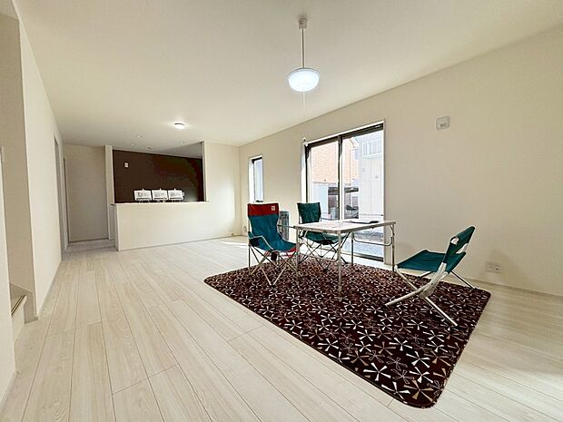 【リビング 施工例】心地よい明るい雰囲気のリビング♪採光は良好です!
家族団らんの時間も増えそうなくつろぎの場所になりそう♪