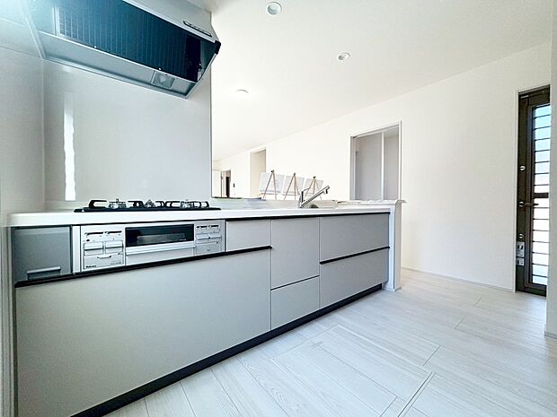 【キッチン　施工例】収納力豊富なシステムキッチン。大型スライド収納付きで、すっきり片付けやすいキッチンです。
床下収納もついてたっぷり収納できます♪