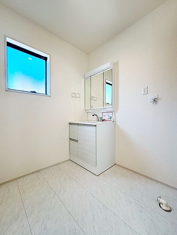 【洗面化粧台 施工例】暮らしを快適にする三面鏡仕様の洗面化粧台。
収納力と機能性に優れた使いやすい設備で、忙しい朝の身支度もスムーズに♪