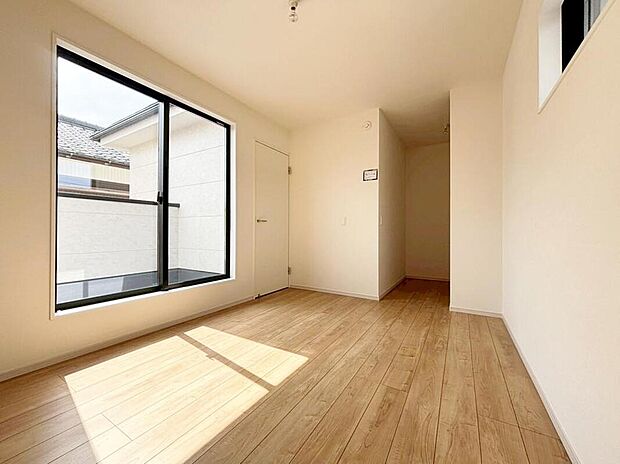 【リビング以外の居室】採光良好な為、晴れの日の日中はいつも明るい室内。窓を開放すれば気持ちの良い風が入り込んできます。