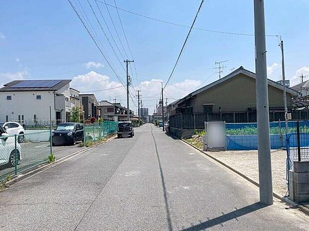 【前面道路含む現地写真】１号棟前面道路
前面道路は交通量の少ない道路です。ゆとりがあり、駐車時もゆっくりと落ち着いて行える立地環境になっています♪　　　　　　