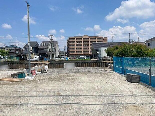 【現地外観写真】一戸建てのメリットは、「自分の土地」を自由に使えること。好きなペットが飼えるほか、ガーデニングやＤＩＹ、車やバイクの手入れなど様々な趣味を楽しめます♪