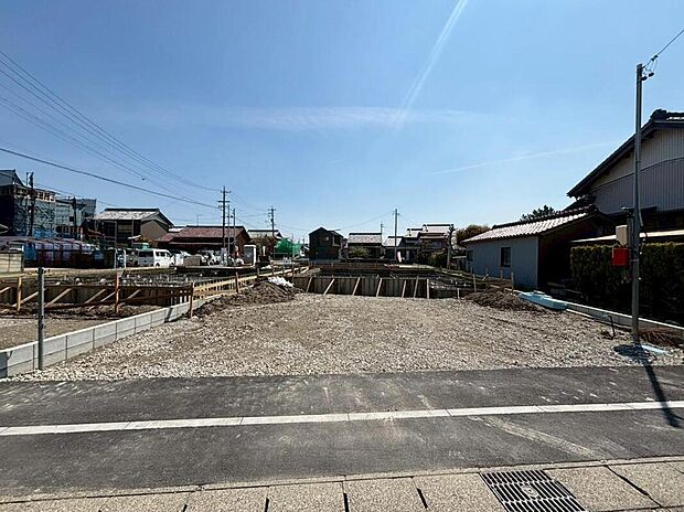 【現地外観写真】１号棟☆
大容量収納のウォークインクローゼットを完備！２部屋から出入りできる便利なワイドルーフバルコニー♪