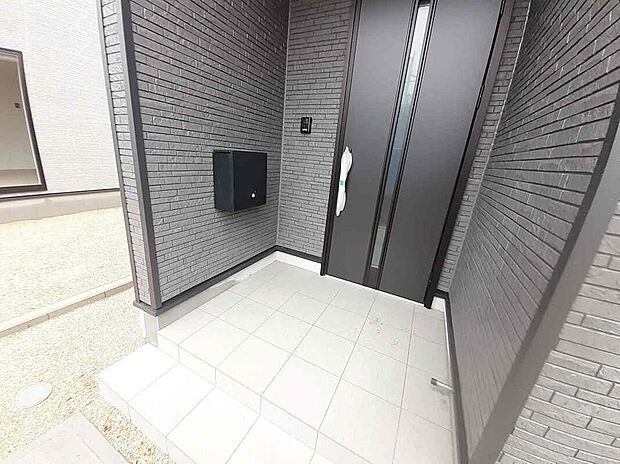【玄関】１号棟
上質感漂う玄関へのアプローチ。居住者の帰り、訪れる方を優しく迎える・安らぎに満ちた生活空間を予感させる。健やかな暮らしを楽しめそう♪