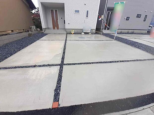 【駐車場】１号棟
並列３台駐車ができるカースペースを確保しました！来客時も安心です♪セカンドカー用にもお使い頂けます。
