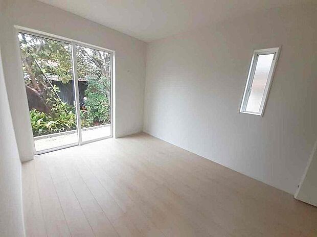 【リビング以外の居室】１号棟
広さと収納機能を備えた部屋はお子様の自発性と成長を促します。お子様の成長を支える、勉強や好きなことに没頭する学びの空間にどうぞ。