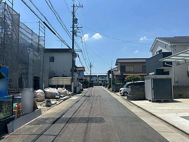 【前面道路含む現地写真】前面道路は交通量の少ない道路です。ゆとりがあり、駐車時もゆっくりと落ち着いて行える立地環境になっています♪　　　　　　　　