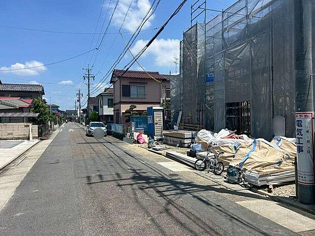 【前面道路含む現地写真】前面道路は車通りの少ない道路。お車の出し入れが苦手なママや小さなお子様にも安心ですね。しっかり舗装もされているので、ベビーカーや自転車で通っても快適に通行できます。