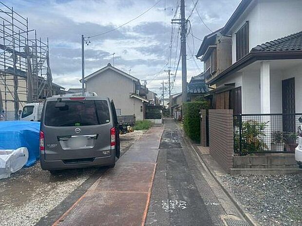 【前面道路含む現地写真】前面道路は交通量の少ない道路です。ゆとりがあり、駐車時もゆっくりと落ち着いて行える立地環境になっています♪　　
