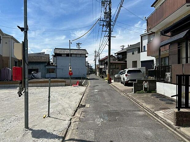 【前面道路含む現地写真】前面道路は交通量の少ない道路です。ゆとりがあり、駐車時もゆっくりと落ち着いて行える立地環境になっています♪　　　　　　　