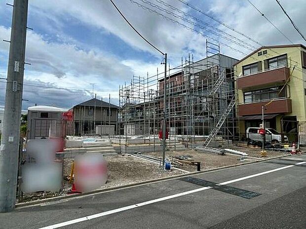 【現地外観写真】一戸建てのメリットは、「自分の土地」を自由に使えること。好きなペットが飼えるほか、ガーデニングやＤＩＹ、車やバイクの手入れなど様々な趣味を楽しめます♪

