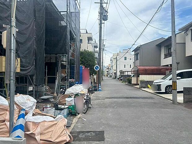 【前面道路含む現地写真】前面道路は、道路幅も広く、駐車もゆとりをもって行える環境になっています。お車の出し入れが苦手なママや小さなお子様にも安心ですね。舗装もされていて、ベビーカーや自転車で通っても快適に通行できます。
