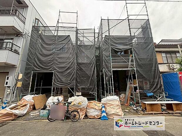 【現地外観写真】全２邸☆左１号棟・右２号棟並列駐車２台可能♪完成に向けて現在建築工事中です☆住宅の構造や設備仕様・完成イメージなどの資料もお送りいたします♪お気軽にお問い合わせ下さい☆