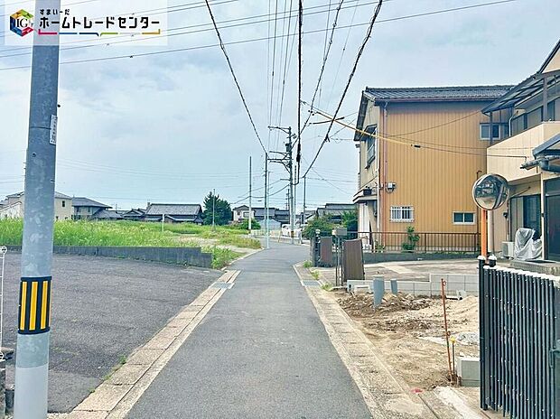 【前面道路含む現地写真】周辺は静かで落ち着いた住宅街。前面道路は車通りが少ないため、駐車の際にも慌てることがなく安心です♪