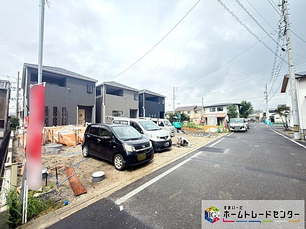 【前面道路含む現地写真】前面道路は、道路幅も広く、駐車もゆとりをもって行える環境になっています。お車の出し入れが苦手なママや小さなお子様にも安心ですね。舗装もされていて、ベビーカーや自転車で通っても快適に通行できます。