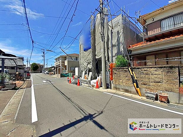 【前面道路含む現地写真】カースペース2台分ございますので、家族分の自転車を駐輪したり、来客用の駐車スペースとしてもお使いいただけます。＊車種による
