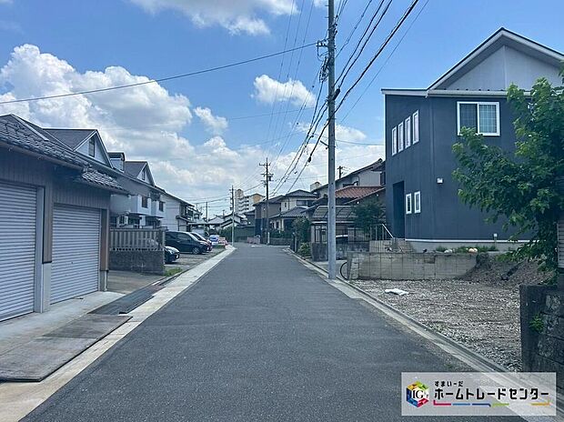 【前面道路含む現地写真】前面道路はゆとりがあり、駐車時もゆっくりと落ち着いて行える立地環境になっています♪お問い合わせお待ちしております☆