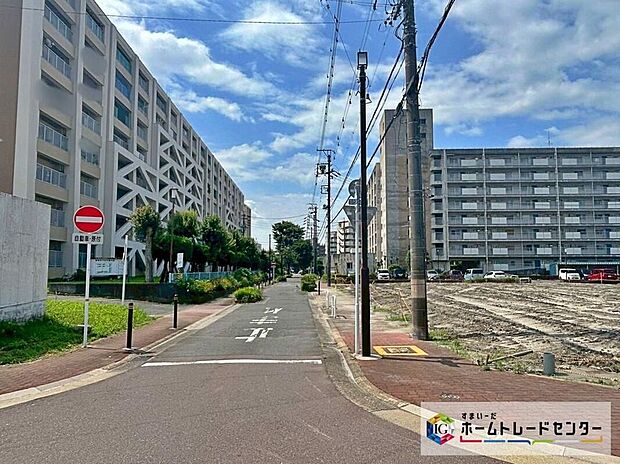 【前面道路含む現地写真】前面道路は交通量の少ない道路です。ゆとりがあり、駐車時もゆっくりと落ち着いて行える立地環境になっています♪