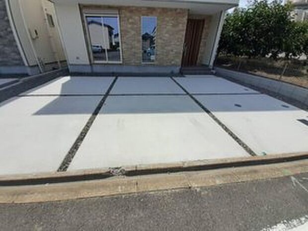 【駐車場】【２号棟】広々とした居住空間は日々の暮らしを彩り、心のやすらぎと満足感を与えてくれます。通風と採光を考慮した設計は子供たちはのびのび育ち、家族のくつろぎと団らんを生み出します。