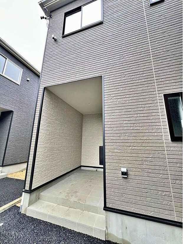 【玄関】☆玄関☆3号棟
玄関ポーチには屋根がついているので雨などでも玄関前で濡れずにお出かけ準備が出来ます。
