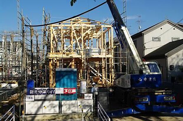 【がっちりとした骨組で安心】建築基準法では地震力や風圧力に対して、建物が倒壊しにくいように筋かいなどを設けた壁の必要量がさだめられており、当社では建築基準法で定められた壁量の1.3倍を確保しています。監督とは別に監理者と検査機構によるトリプルチェックを実施しています。