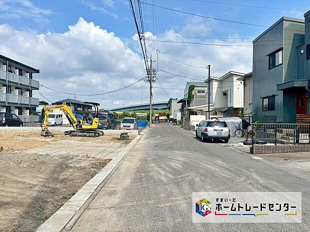 【前面道路含む現地写真】全4邸☆前面道路は、駐車もゆとりをもって行える環境になっています。お車の出し入れが苦手なママや小さなお子様にも安心ですね。