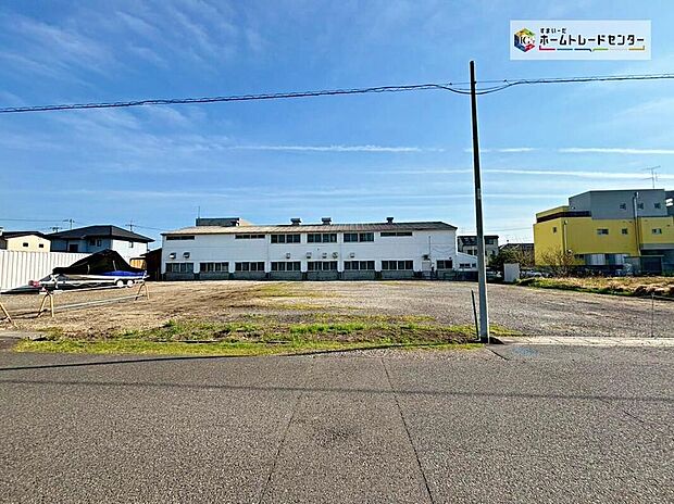 【現地外観写真】前面道路は車通りの少ない道路。お車の出し入れが苦手なママや小さなお子様にも安心ですね。しっかり舗装もされているので、ベビーカーや自転車で通っても快適に通行できます。