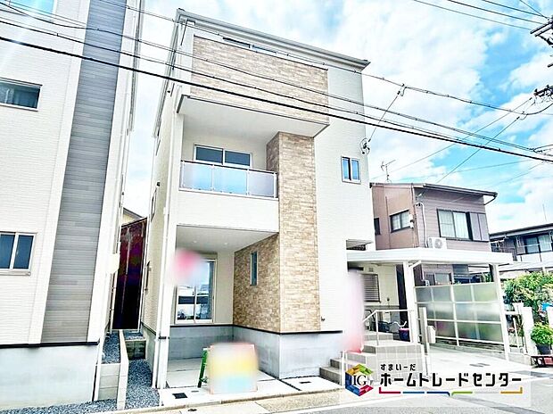 【現地外観写真】落ち着いた雰囲気の外観は、スタイリッシュでお洒落。採光良好且つ、風通しも良く、快適に暮らせるお住まいです。
