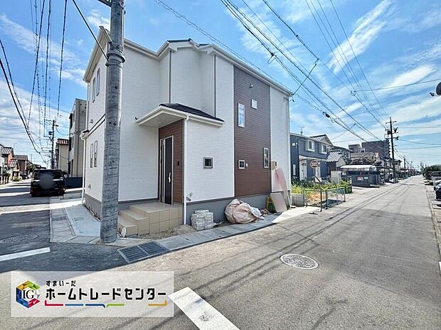 【前面道路含む現地写真】一戸建ての大きなメリットは、「自分の土地」を自由に使えること。好きなペットが飼えるほか、ガーデニングやＤＩＹ、車やバイクの手入れなど様々な趣味を楽しめます♪