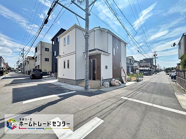 【前面道路含む現地写真】前面道路は交通量の少ない道路です。ゆとりがあり、駐車時もゆっくりと落ち着いて行える立地環境になっています♪