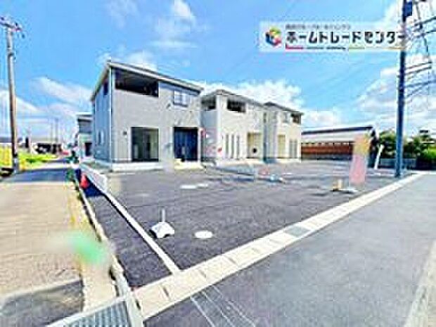 【前面道路含む現地写真】◆広々としたカースペースだからお子様の乗り降りや、荷物の積み下ろしの時もドアをいっぱい開けても大丈夫です♪
