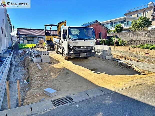 【現地外観写真】一戸建ての大きなメリットは、「自分の土地」を自由に使えること。好きなペットが飼えるほか、ガーデニングやＤＩＹ、車やバイクの手入れなど様々な趣味を楽しめます♪