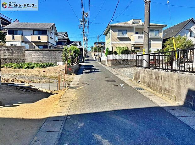 【前面道路含む現地写真】前面道路は約4ｍ。生活道路に面した落ち着いた住環境です。小学校は徒歩8分！小さいお子様も無理なく通える距離で安心です。