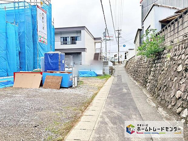 【前面道路含む現地写真】間口が広く、前面道路は車通りが多くないので、お車の出し入れもラクラクです♪周辺は交通量の少ない生活道路なので小さなお子様がいても安心◎