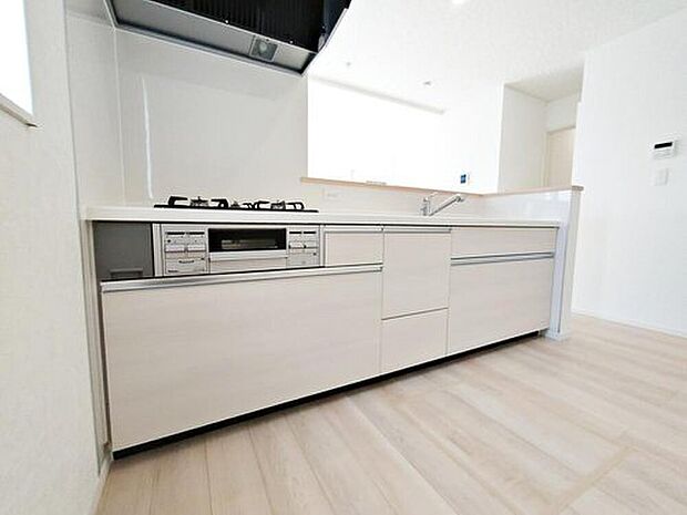 ☆1号棟☆対面キッチンですので、お食事の準備をしながらご家族との会話を楽しめます。広くて明るいキッチンは大変使いやすくなっております。

