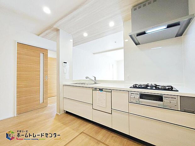 ☆１号棟☆対面キッチンですので、お食事の準備をしながらご家族との会話を楽しめます。広くて明るいキッチンは大変使いやすくなっております。