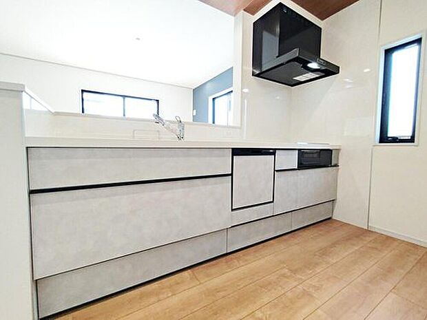 人気の対面式キッチン。お食事の準備をしながらでもご家族とのコミュニケーションを楽しめます♪ぜひご見学の際にはキッチンに立ち、生活をイメージしてください