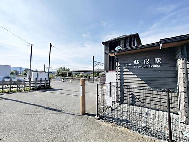 鉢形駅まで400m 徒歩５分。お近くなので通勤・通学も便利♪