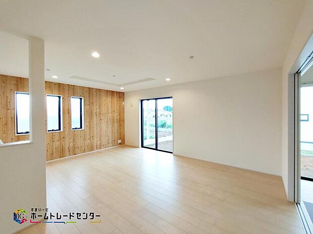 広々としたリビングは掃き出し窓からたくさんの陽光を取り入れてくれます。家族が集まる空間ですからやはり明るさと、暖かさは大切です。広さがありますので家具の配置に悩まなくて済むのも良いです。