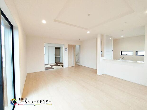 リビングにはこだわって開口部を可能な限り多く設けました。日当たり、風通しを良くするのはもちろんですが、やはり人が集まる場所ですので、開放感が必要な場所だと思います。広々としたリビングをお楽しみください