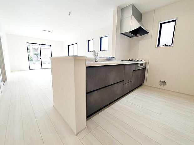 キッチンからリビングへの視界、動線です。対面キッチンですので、常にご家族が視界に入るのはもちろん、動線を広めにとっておりますので、お料理やお皿を持ちながらすれ違っても大丈夫です。