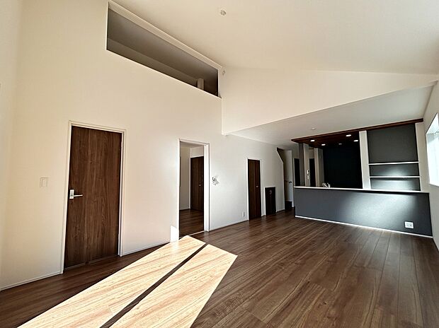 １９帖LDK、勾配天井になっております。