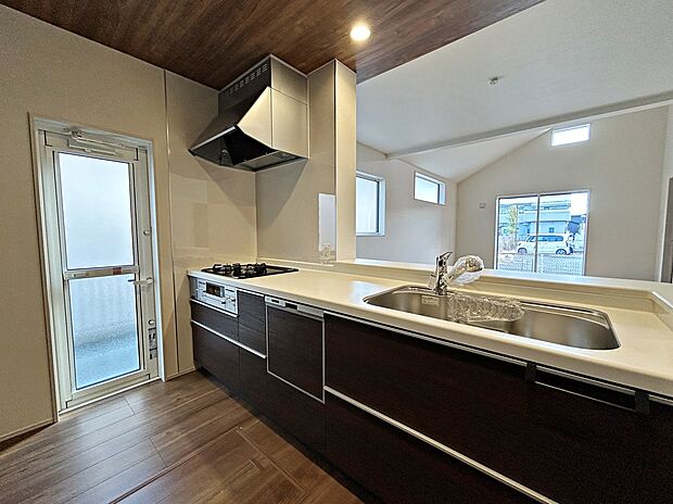 勝手口付きのキッチンです。食洗器もございます。