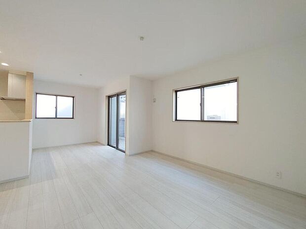 【１号棟】広くて明るいＬＤＫ♪心地の良い光が全体を包みます！ また、くつろげるリビングが広く確保されているため、ご家族皆様の笑顔が溢れます。