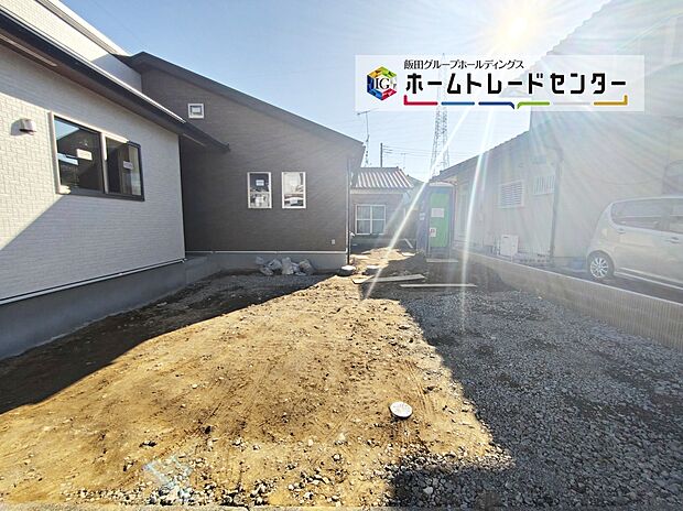 【11/28撮影】駐車スペース２台♪ご夫婦でお車を所有でき、お車でのお出かけも楽しめますね♪当日のご見学予約も承ります。現地をご覧いただきながら、住まいの夢をお聞かせください。
