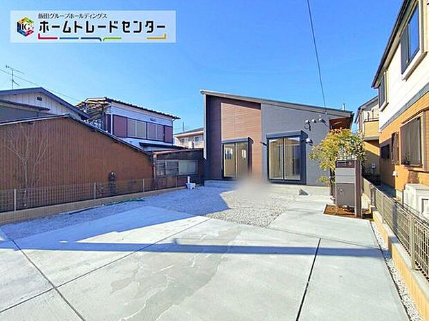 敷地面積77坪超♪
並列駐車2台可!
南庭でガーデニングするのもいいですね♪